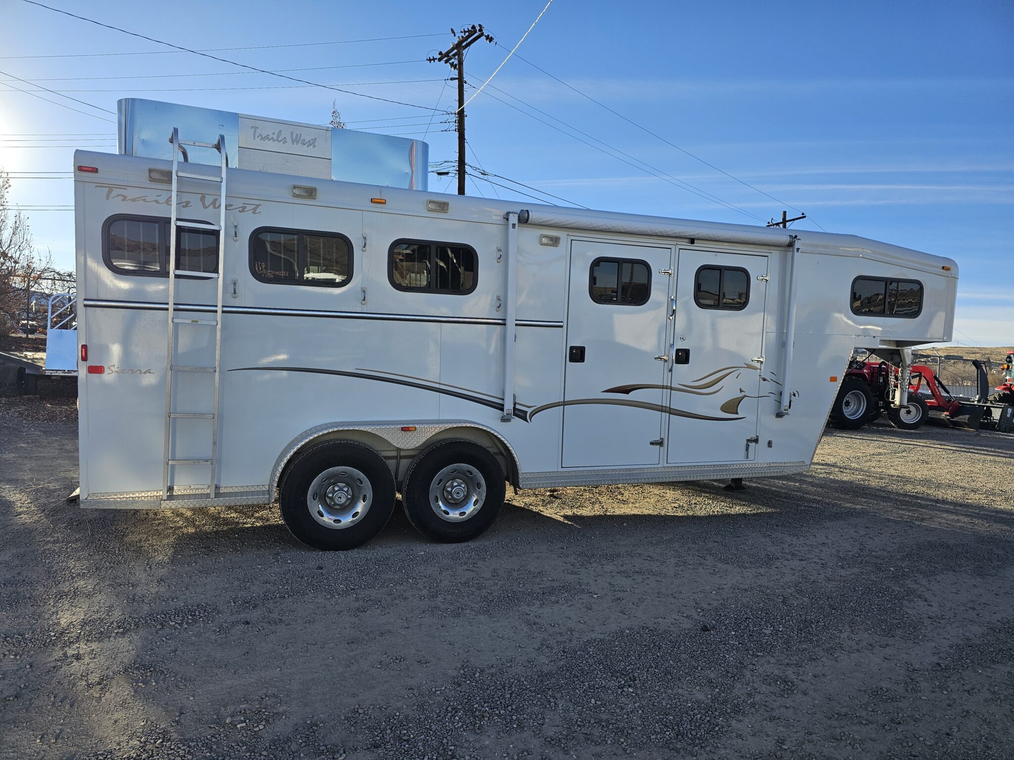 2007 Trails West Pre-Owned Sierra 3-Horse Trailer - Featherlite of 